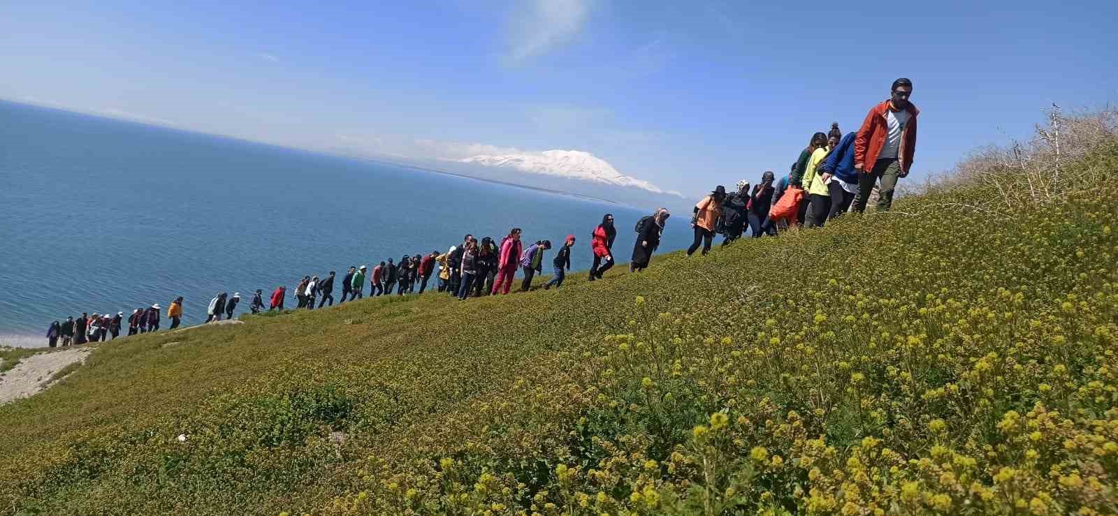 Doğaseverler Van Gölü’nün en büyük adasını gezdi