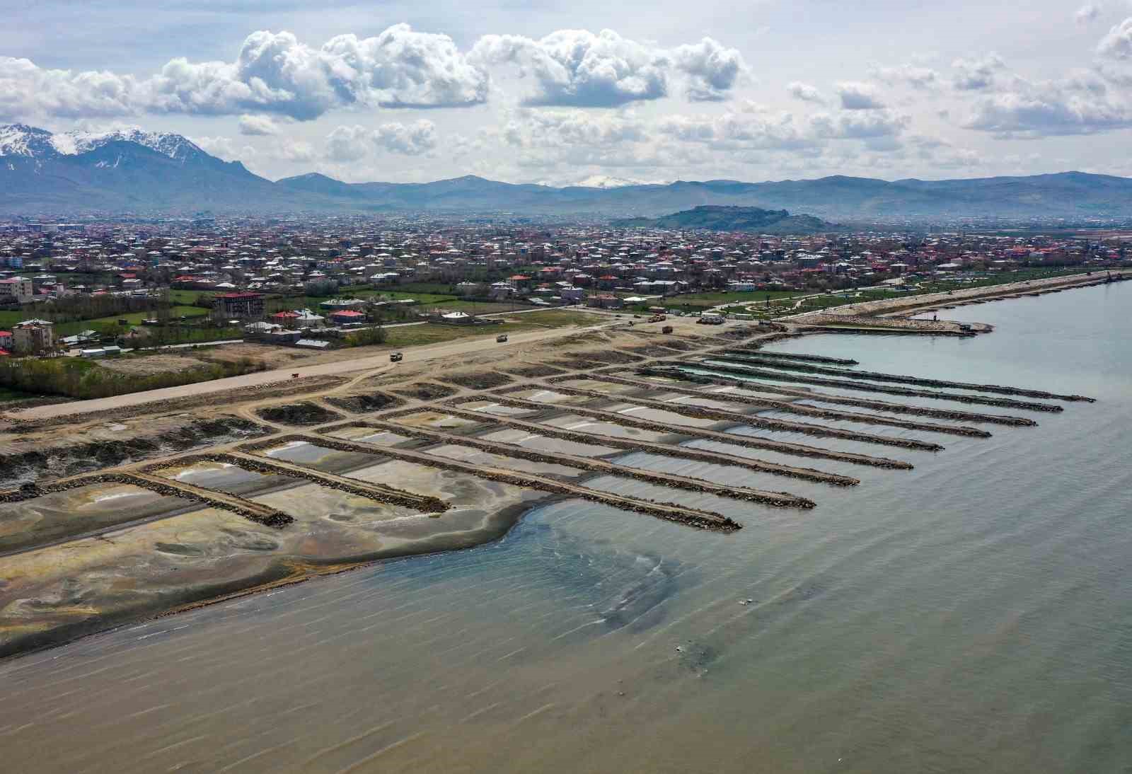 Van Gölü’nden 880 bin metreküp dip çamuru ve balçık çıkarıldı