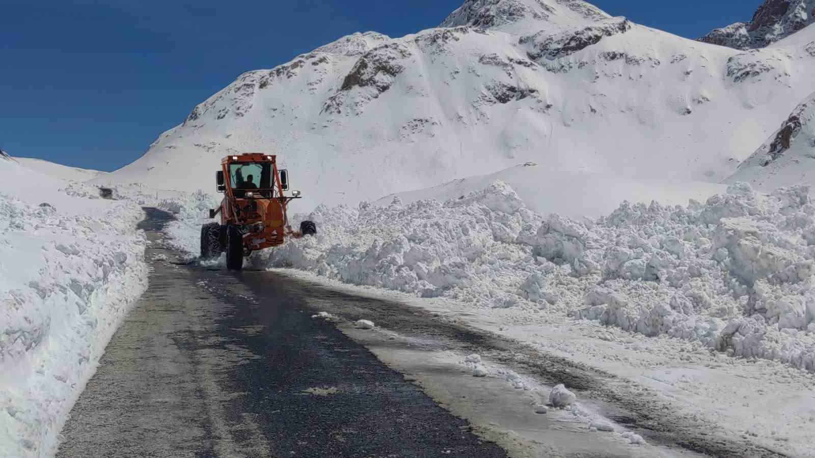 Van- Bahçesaray yolunda genişletme çalışmaları tamamlandı