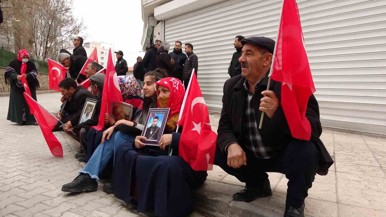 Evlat nöbetindeki anne: “HDP’ye artık yeter diyoruz”