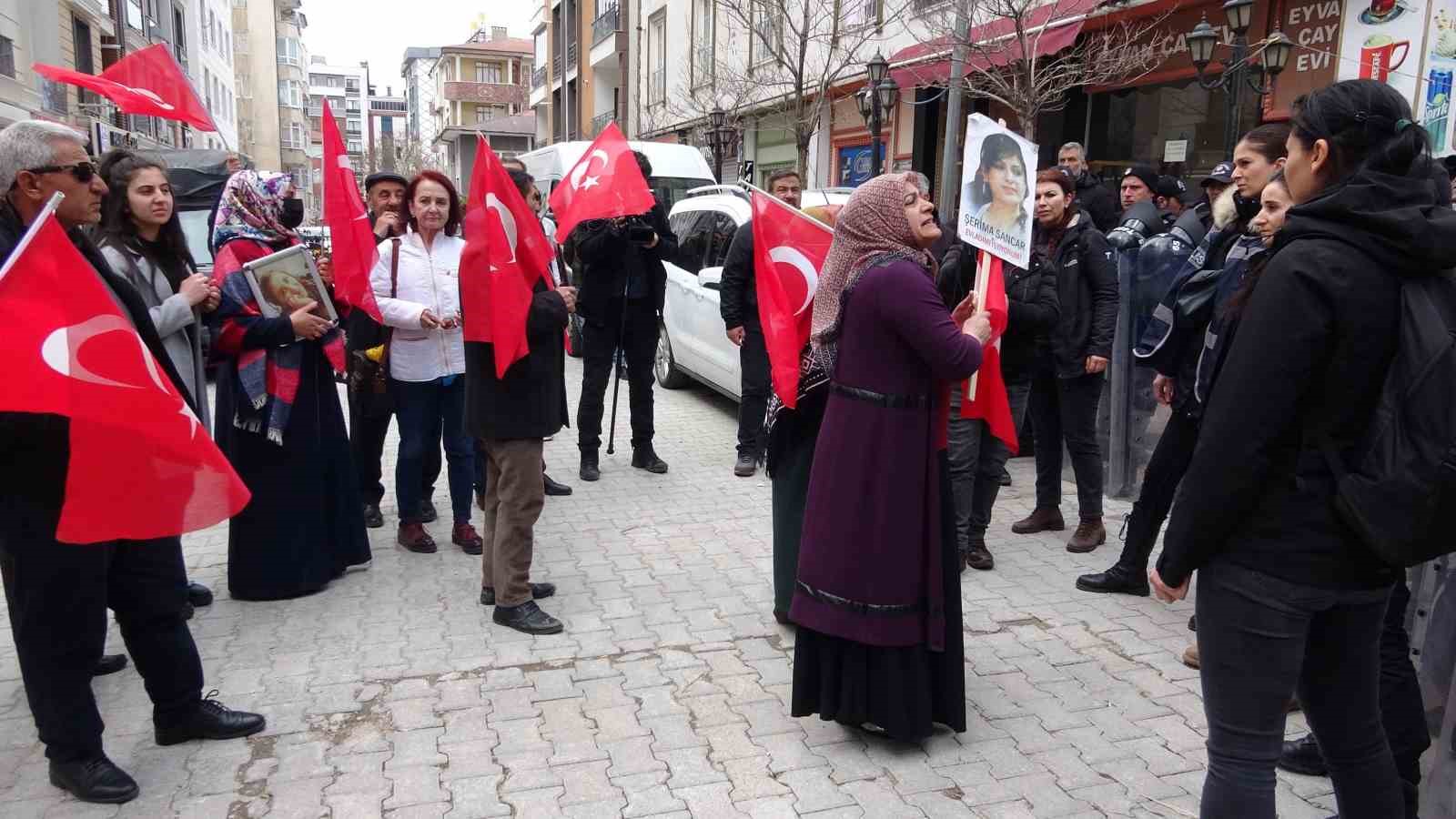 Evlat nöbetindeki anne: “HDP’ye artık yeter diyoruz”