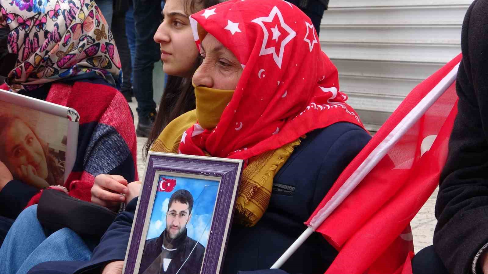 Evlat nöbetindeki anne: “HDP’ye artık yeter diyoruz”