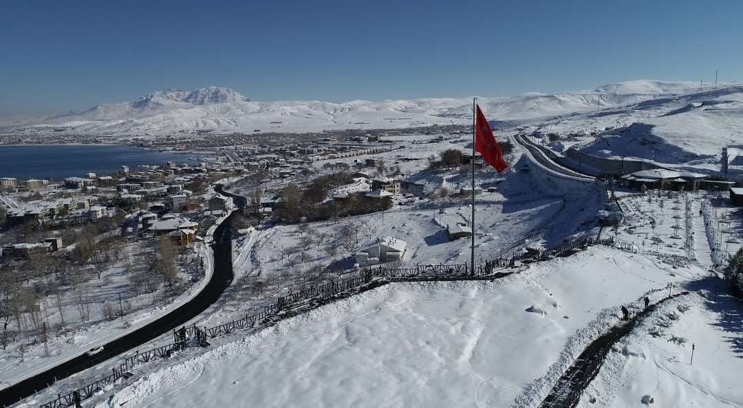 Van’da kar yağışı kartpostallık görüntüler