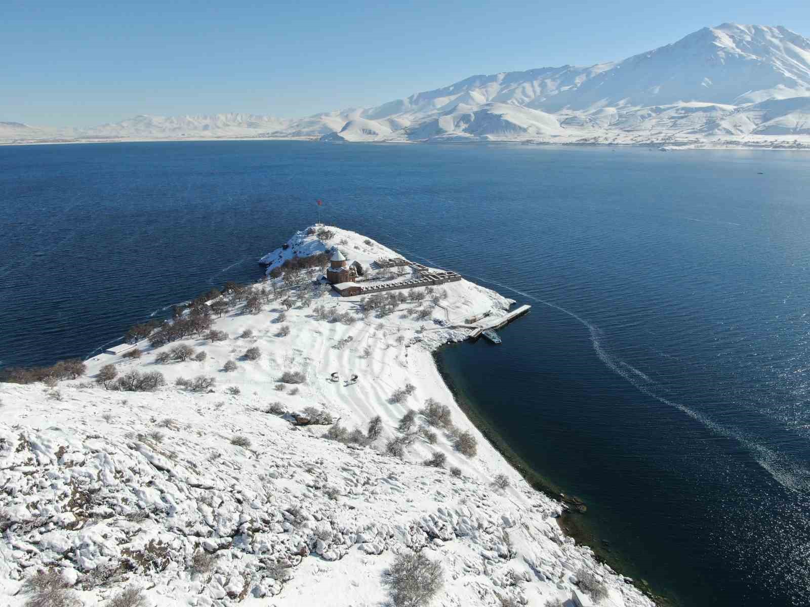 Van’da kar yağışı kartpostallık görüntüler