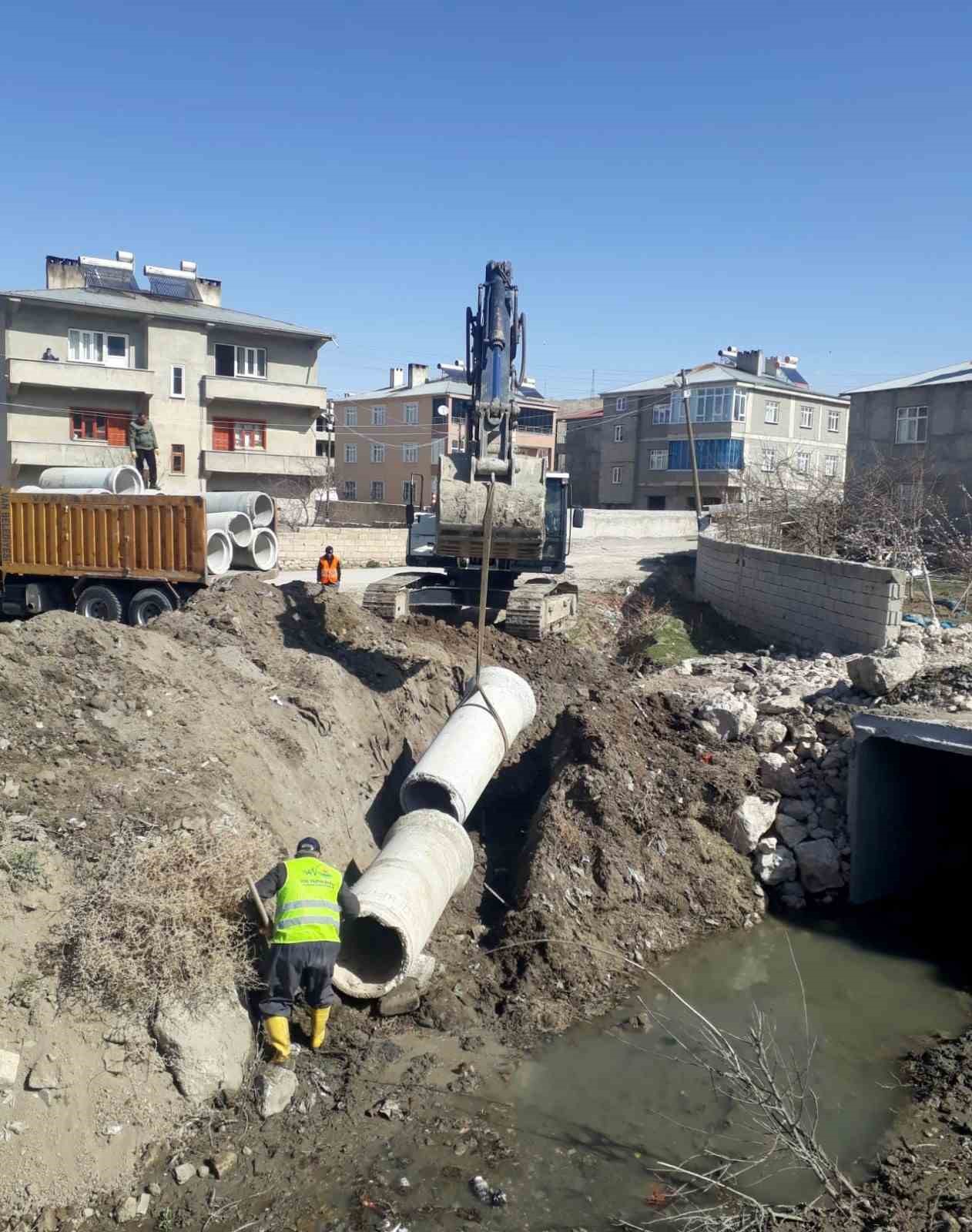 Van’da yol yapım ve karla mücadele çalışması