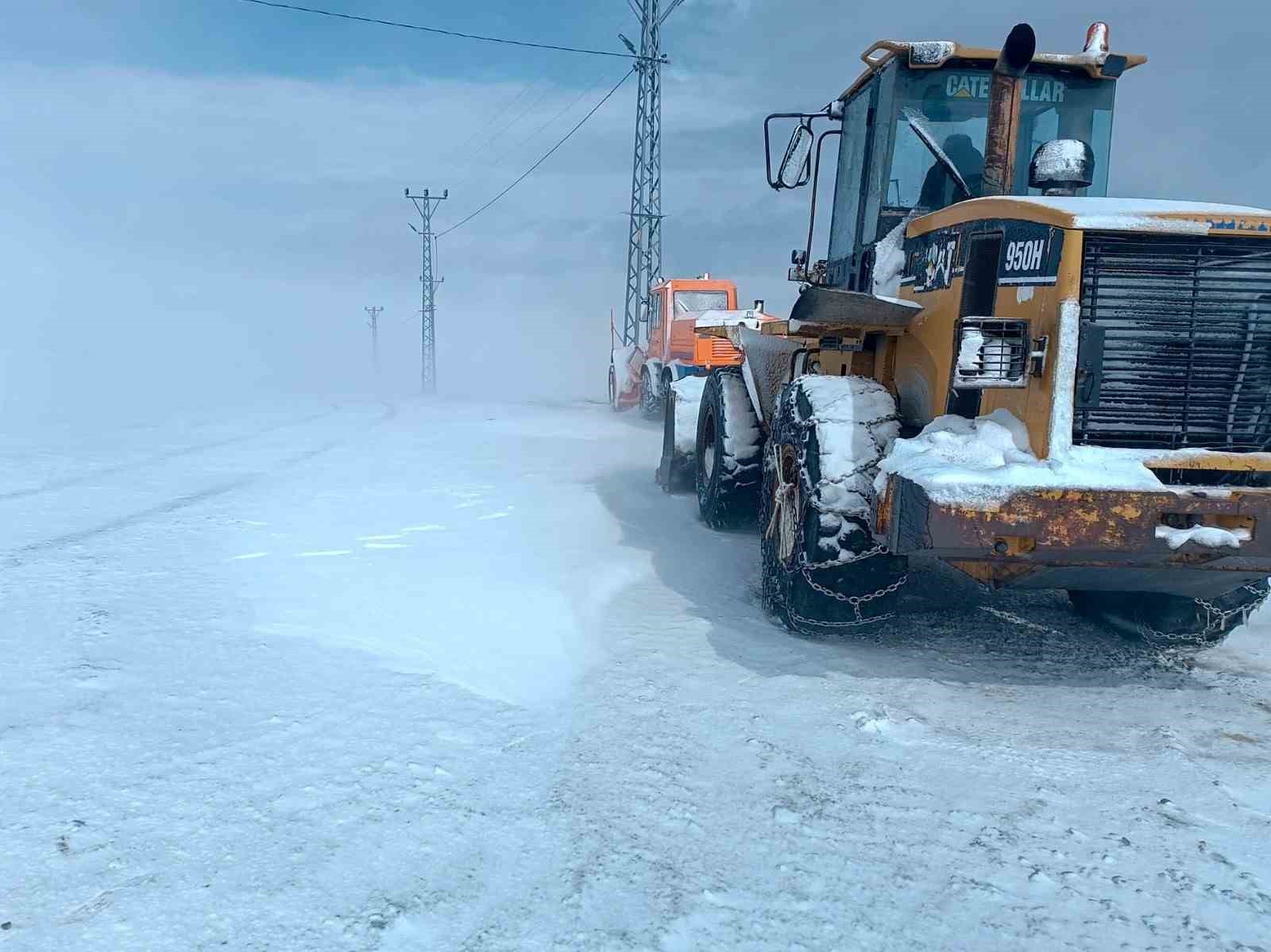 Van’da yol yapım ve karla mücadele çalışması