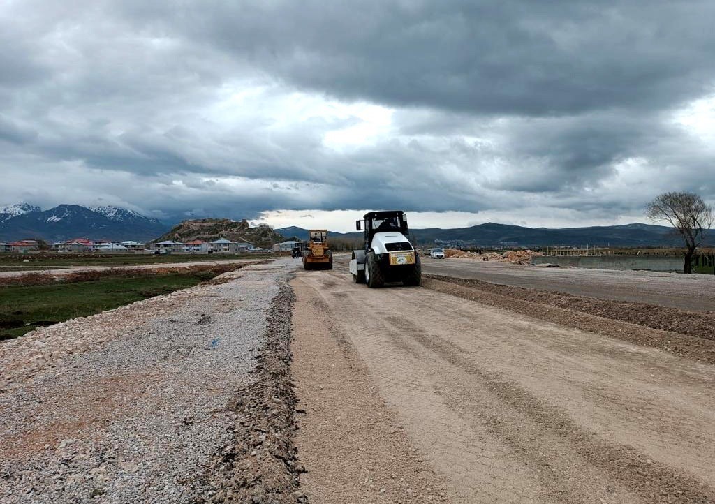 Van’da yol yapım ve karla mücadele çalışması