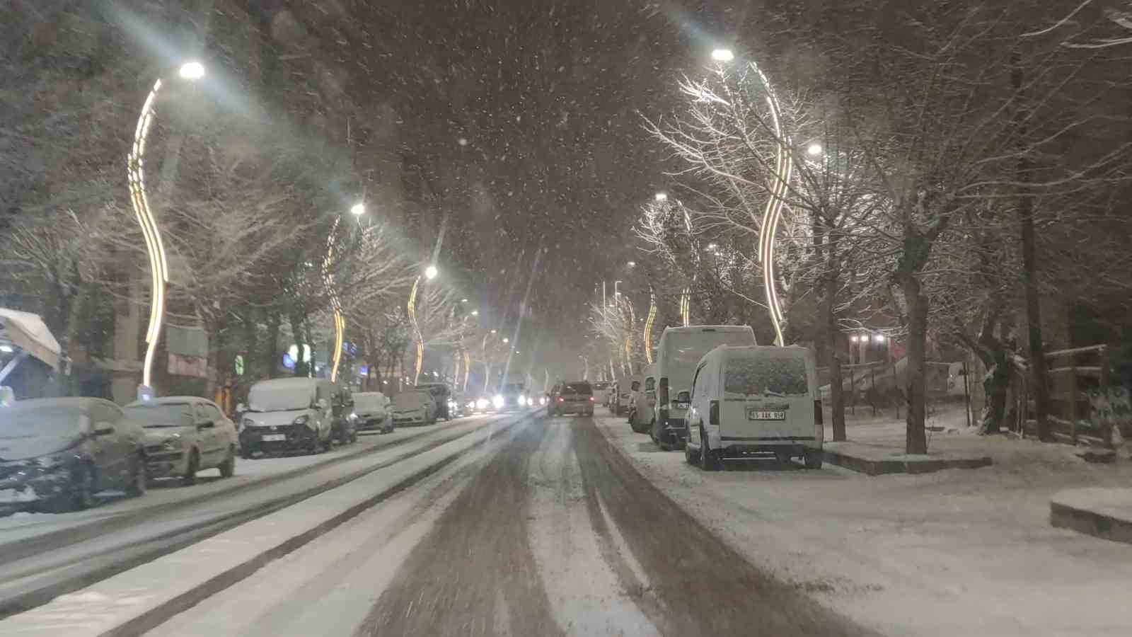 Van yağan karla beyaza büründü