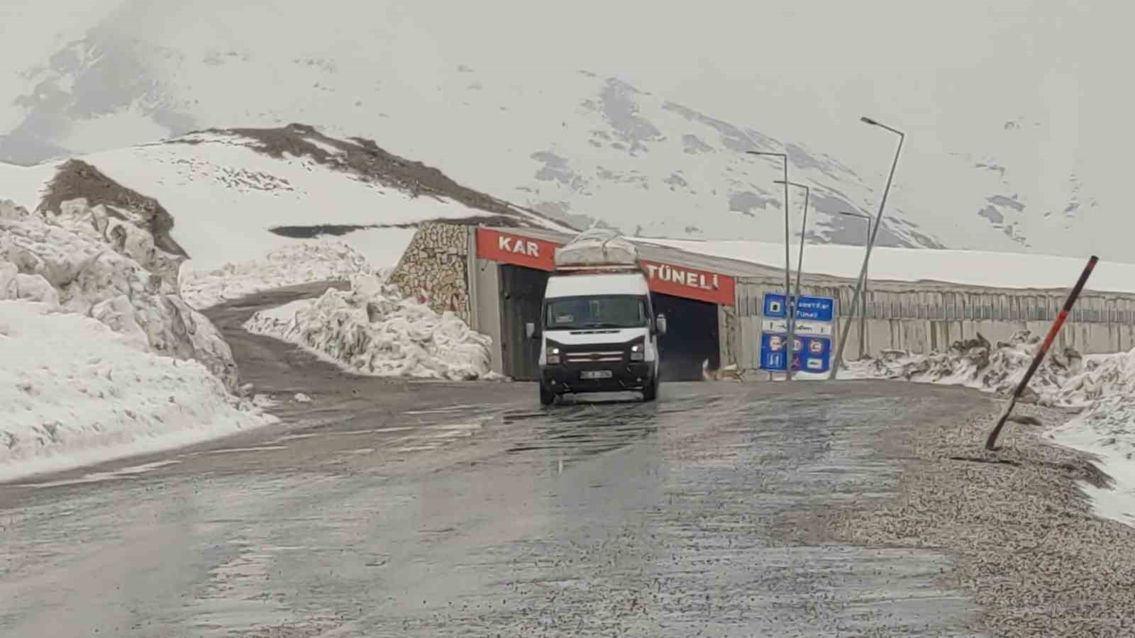 3 bin rakımlı Karabet Geçidi’nde kar etkili oluyor