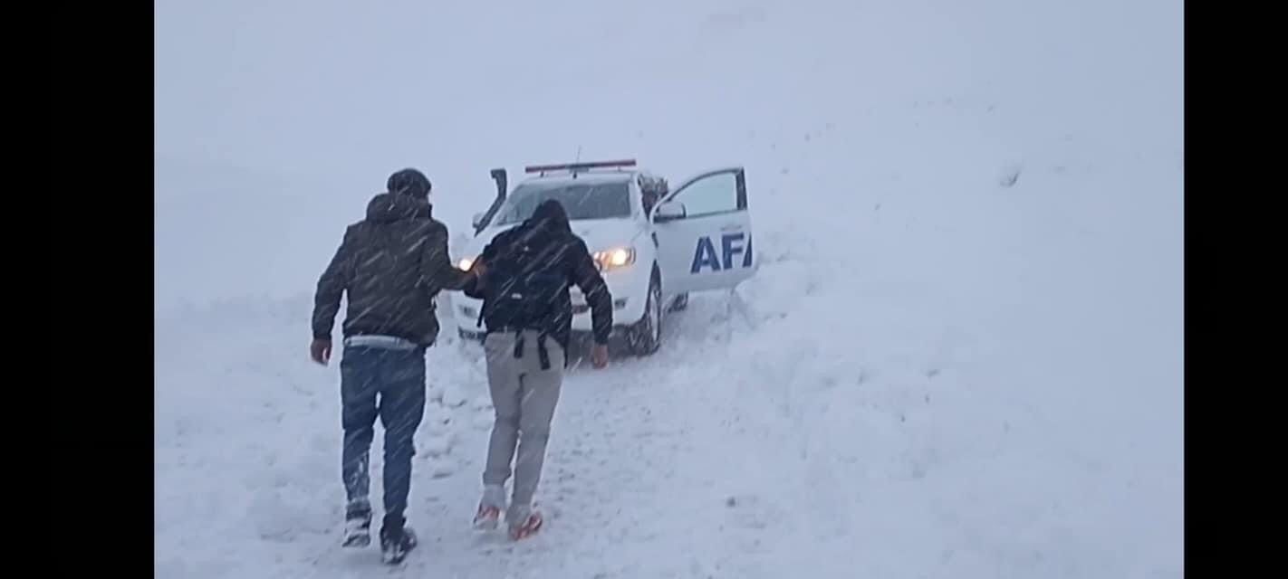 Van-Bahçesaray yolunda mahsur kalan 4 kişi ekipler tarafından kurtarıldı