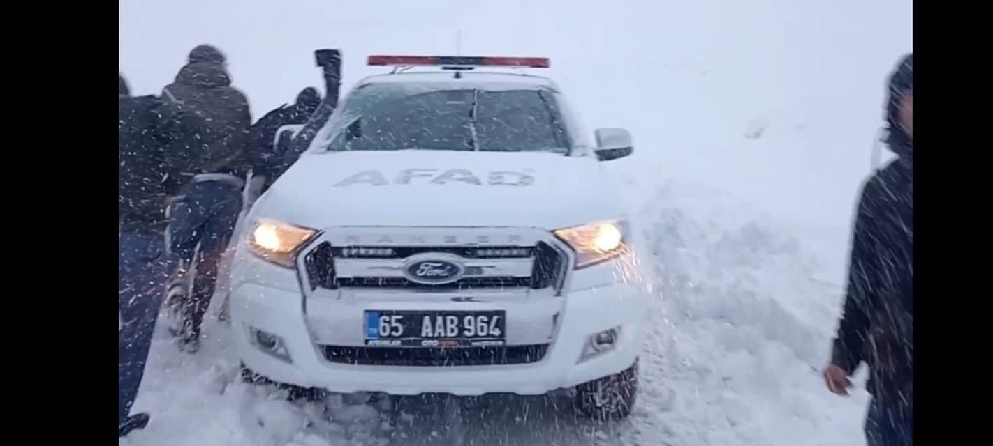 Van-Bahçesaray yolunda mahsur kalan 4 kişi ekipler tarafından kurtarıldı