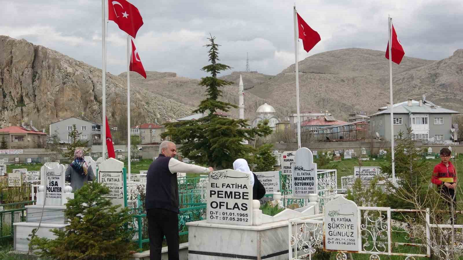 Van’da Arefe günü şehitlik ve mezarlıklar doldu taştı