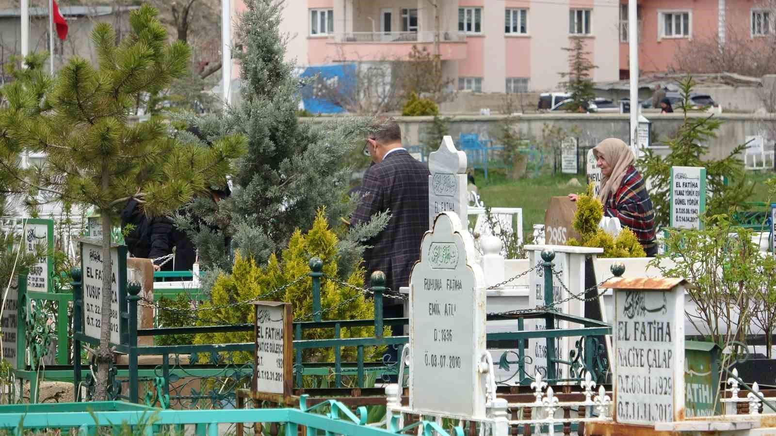 Van’da Arefe günü şehitlik ve mezarlıklar doldu taştı