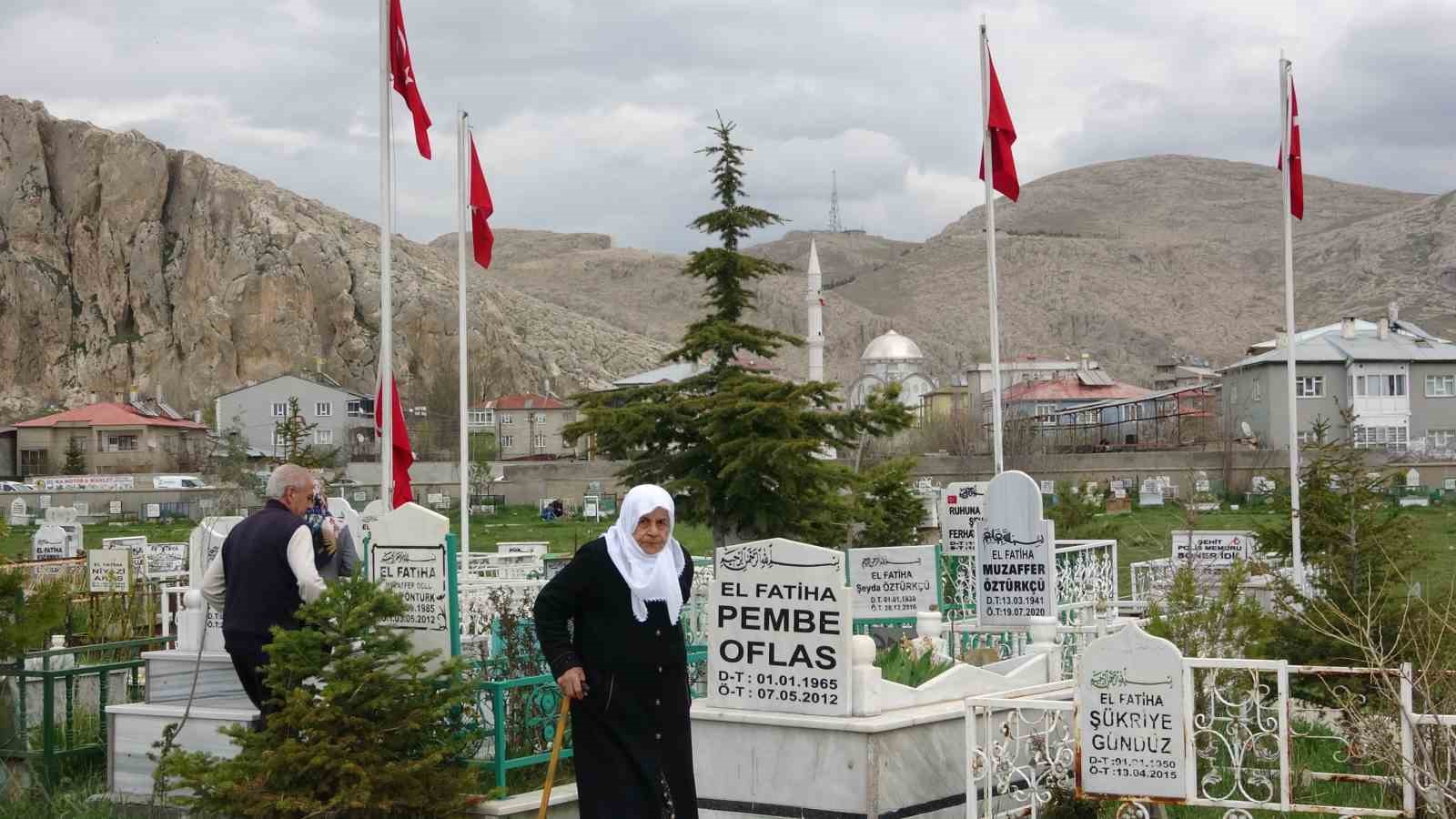 Van’da Arefe günü şehitlik ve mezarlıklar doldu taştı