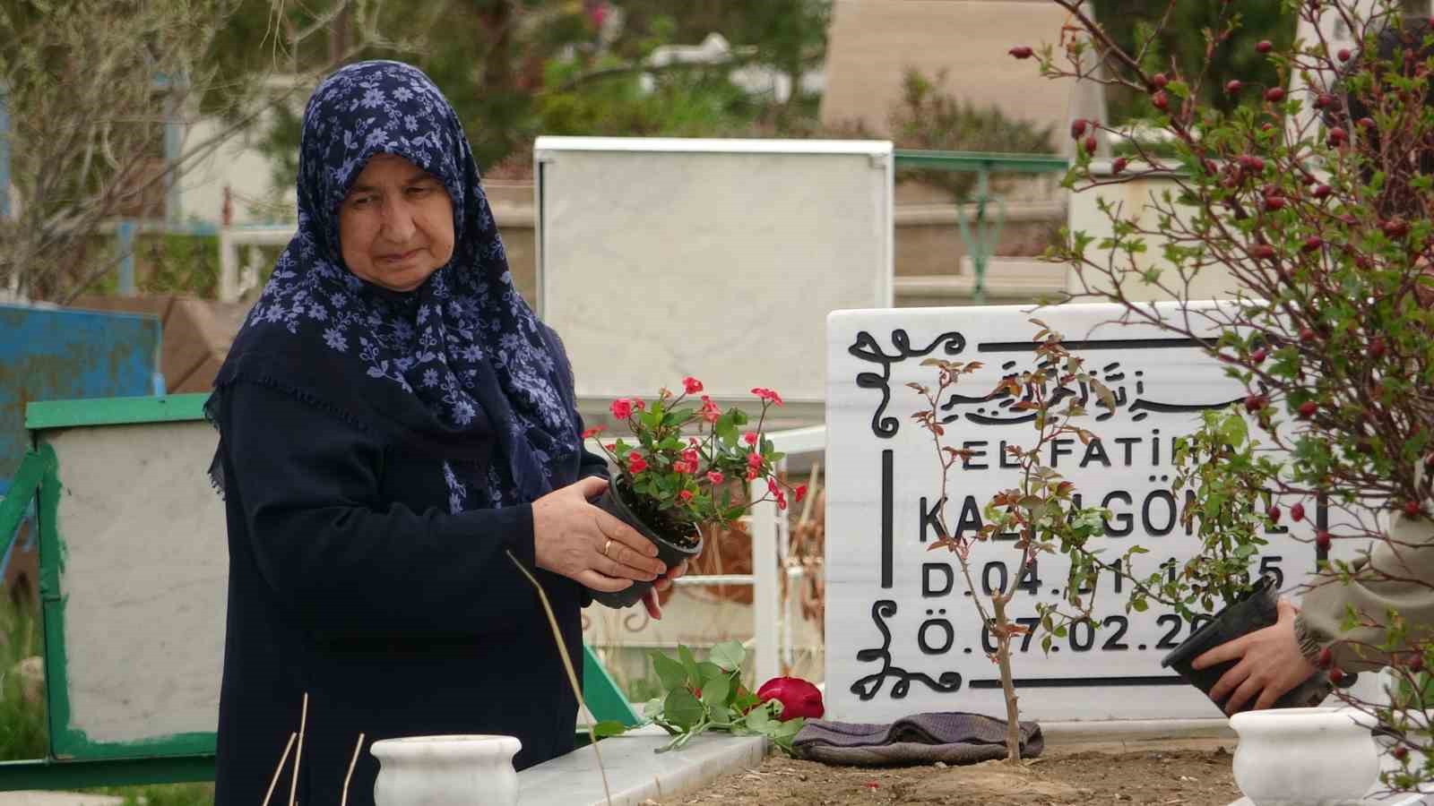 Van’da Arefe günü şehitlik ve mezarlıklar doldu taştı