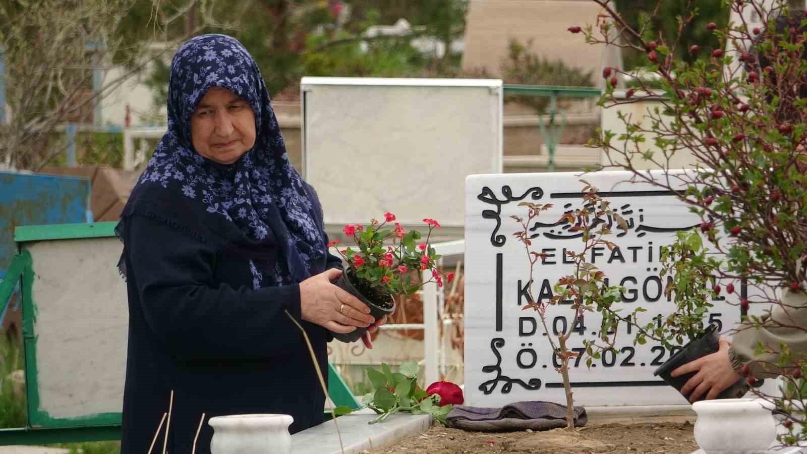 Van’da Arefe günü şehitlik ve mezarlıklar doldu taştı