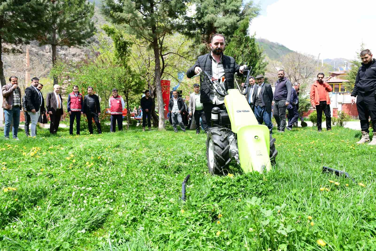 Çatak’ta çiftçilere hibe destekli makine ve ekipman dağıtıldı