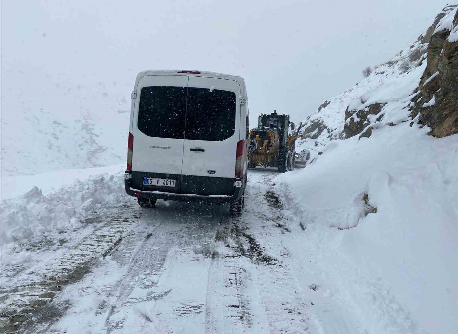 Van Büyükşehir Belediyesi’nden nisan ayında karla mücadele çalışması