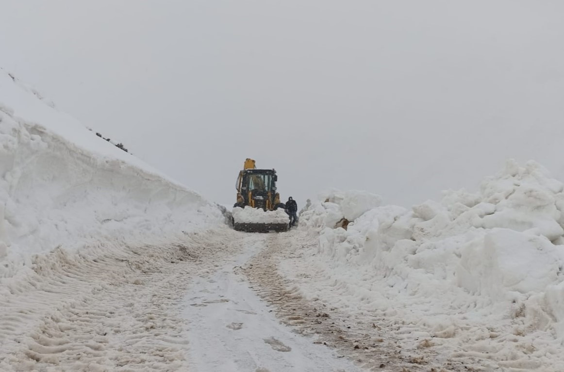 Van Büyükşehir Belediyesi’nden nisan ayında karla mücadele çalışması