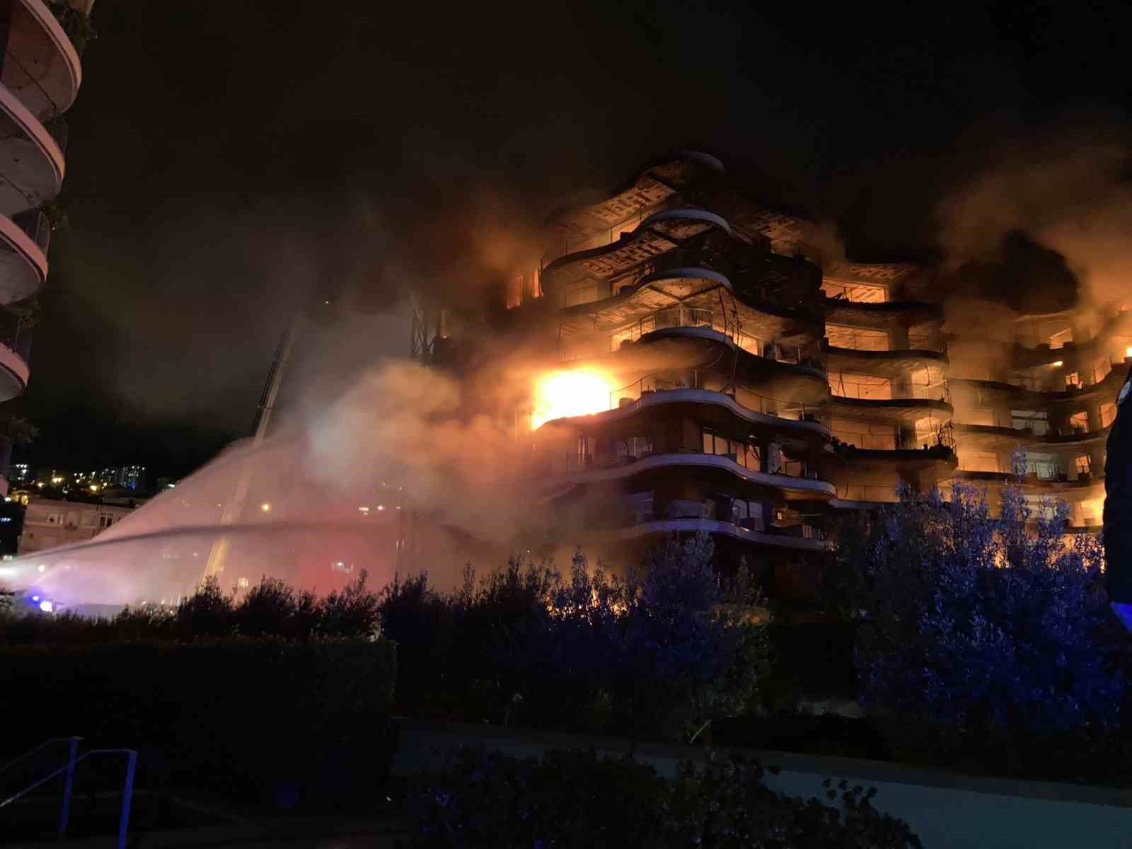 İzmir’de Folkart Sitesi’nde büyük yangın devam ediyor