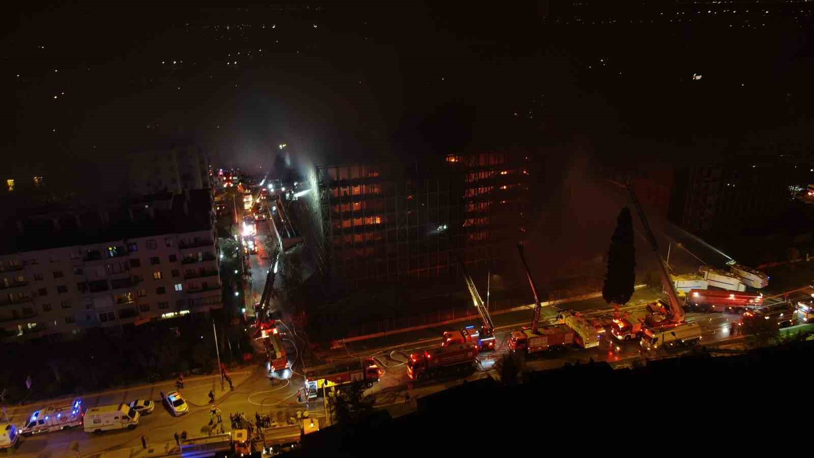 İzmir’de Folkart Sitesi’nde büyük yangın devam ediyor