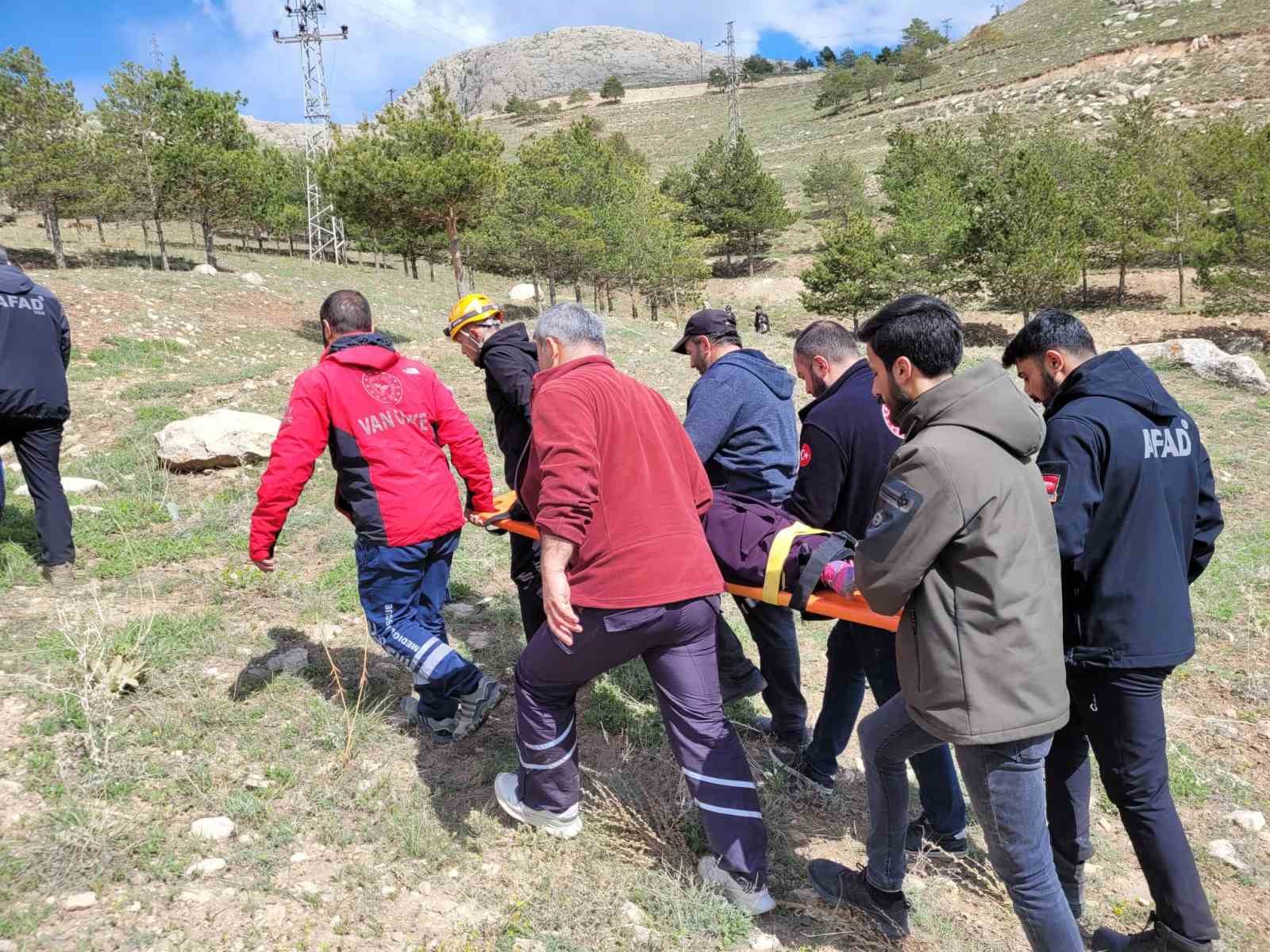 Yüksekten düşen genç kız yaralandı