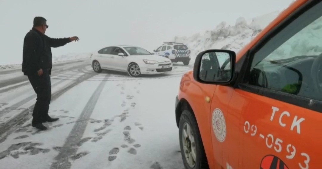 3 bin rakımlı Karabet Geçidi’nde kar etkili oluyor