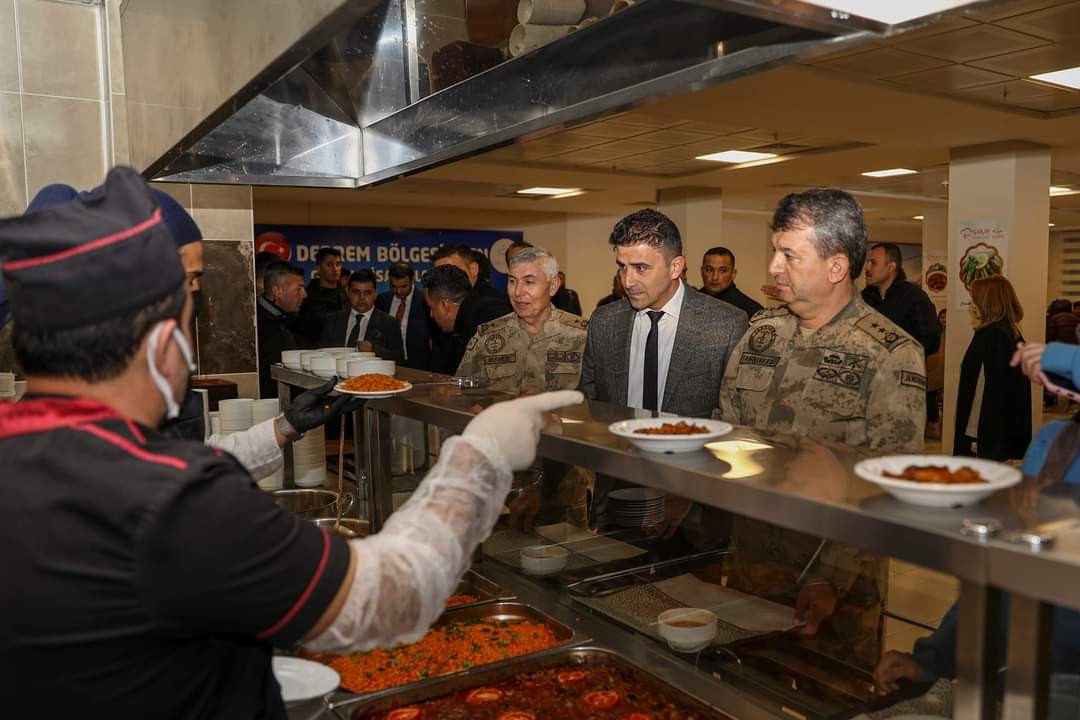 Van’da depremzedelere iftar programı düzenlendi