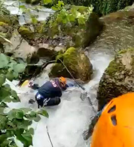 Kızını kurtarmak isteyen baba canından oldu