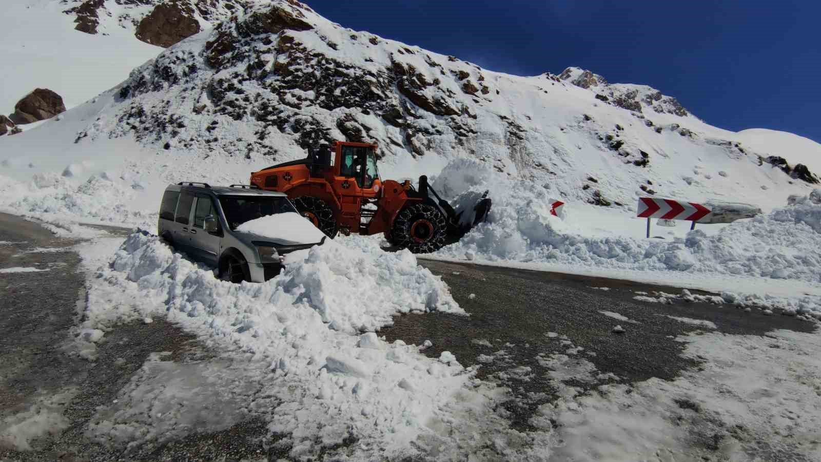 Van-Bahçesaray yolu tek şeritten ulaşıma açıldı