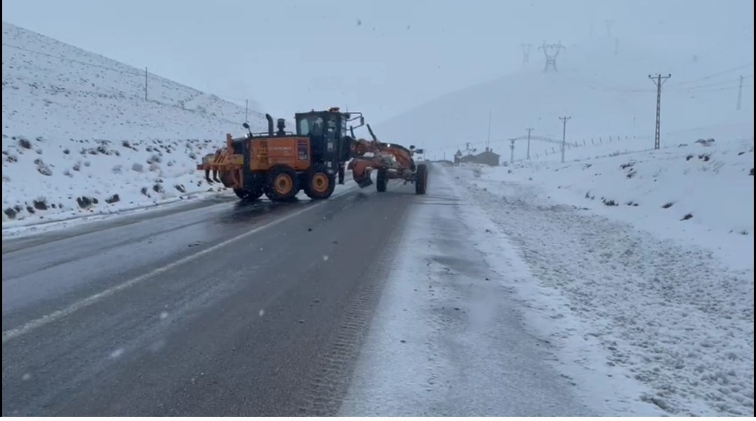 Başkale’de kar kalınlığı 20 santimetreye ulaştı