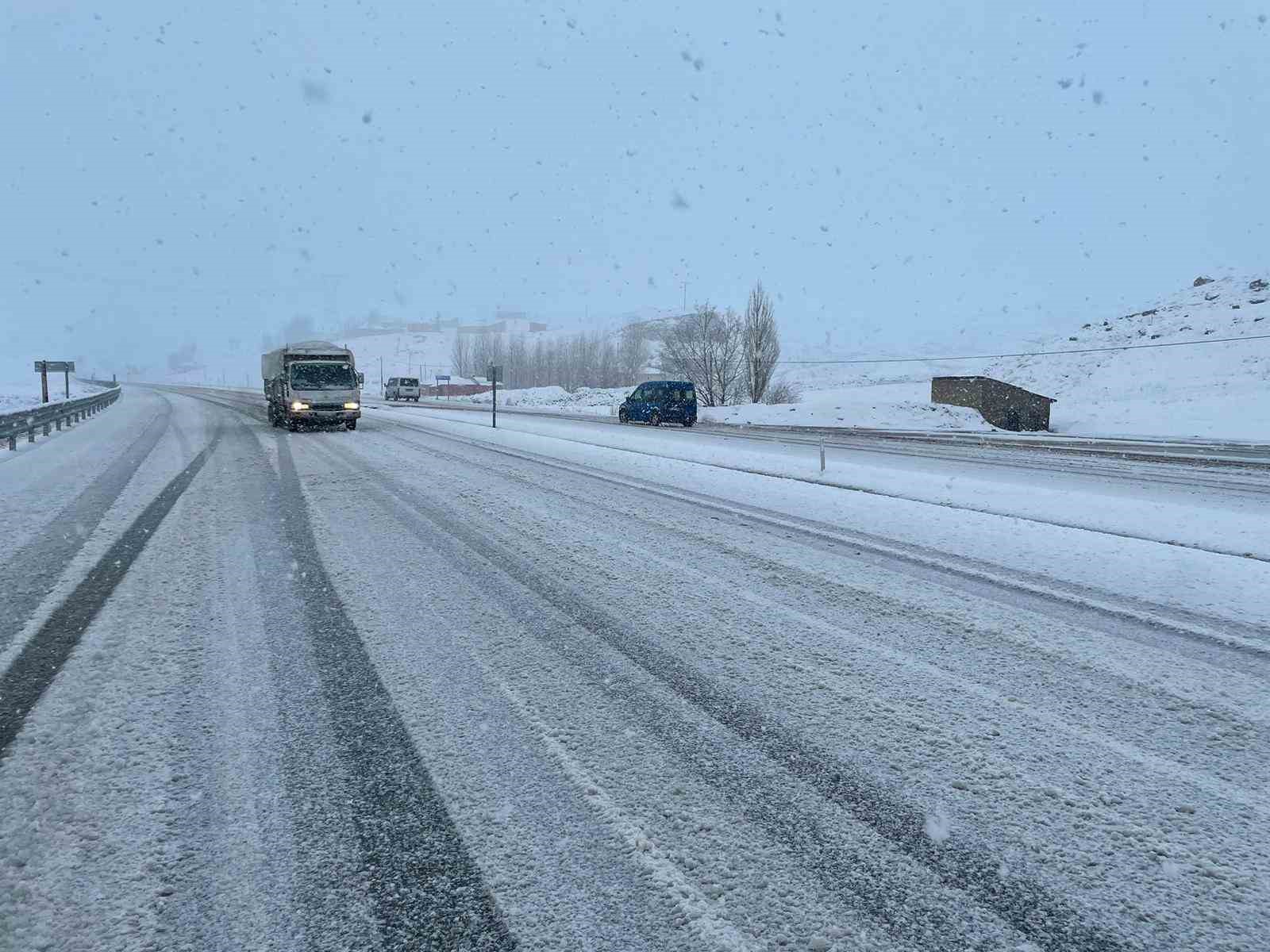 Başkale’de kar kalınlığı 20 santimetreye ulaştı