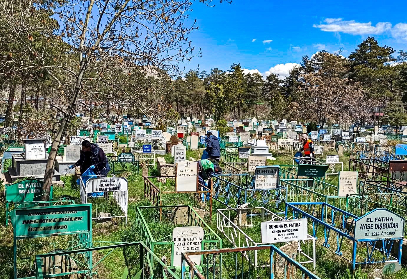 Van’da Ramazan Bayramı öncesi mezarlıklar temizlendi