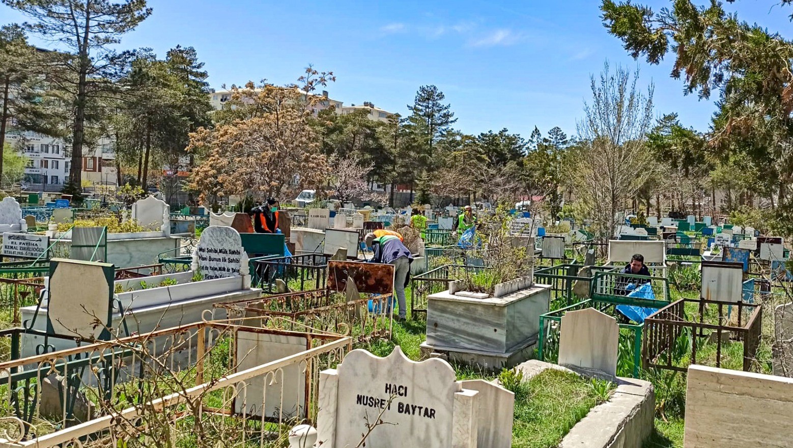 Van’da Ramazan Bayramı öncesi mezarlıklar temizlendi