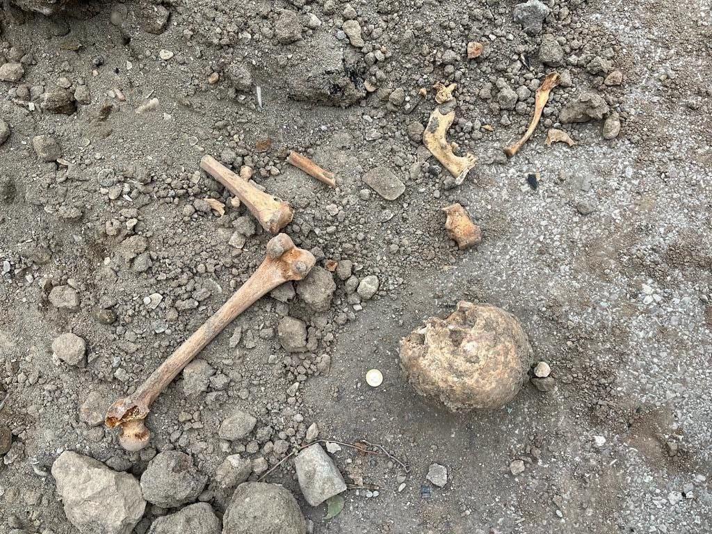 Temel kazısında insan kemikleri çıkan okulun inşaatı durduruldu