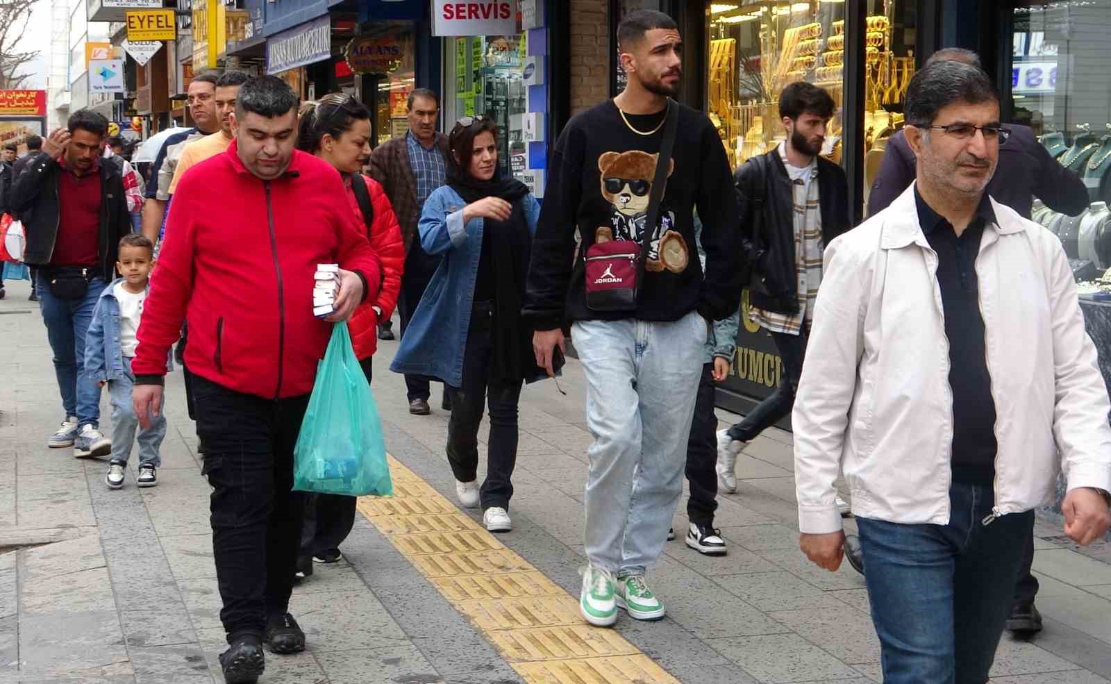 İranlı turistleri ağırlayan Van’da esnaf çifte bayram yaşadı