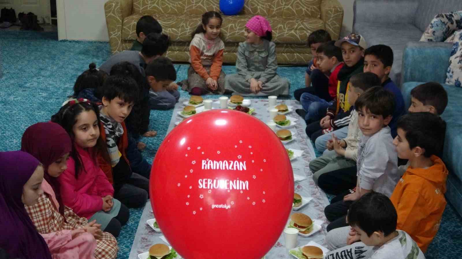 ‘Tekne orucu’ tutan çocuklara öğle saatinde özel iftar