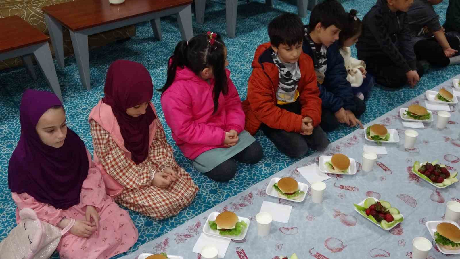 ‘Tekne orucu’ tutan çocuklara öğle saatinde özel iftar