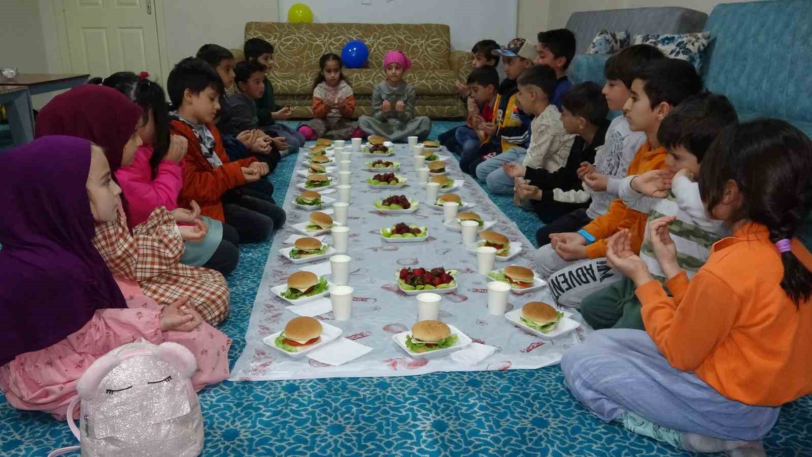 ‘Tekne orucu’ tutan çocuklara öğle saatinde özel iftar