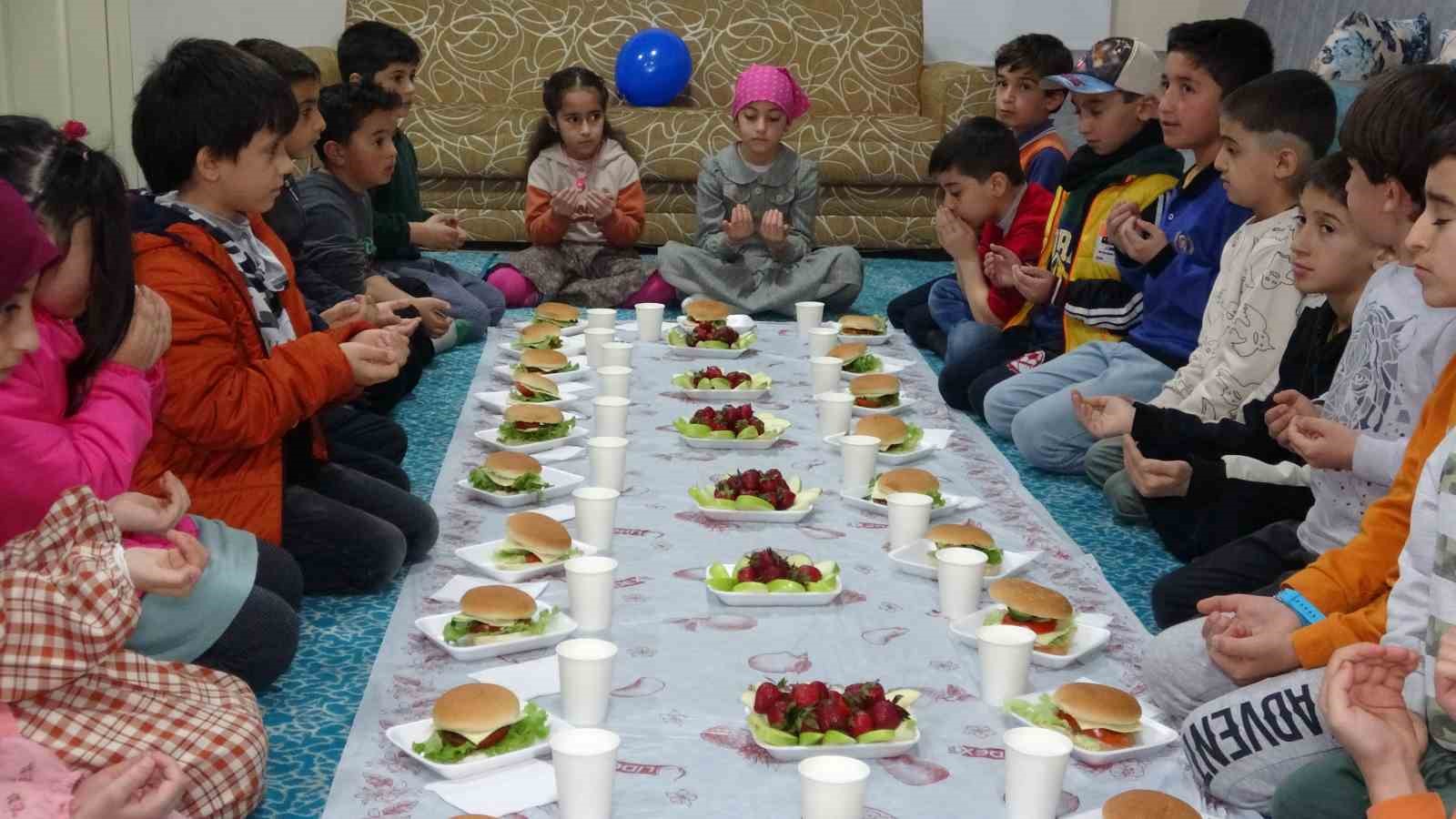 ‘Tekne orucu’ tutan çocuklara öğle saatinde özel iftar