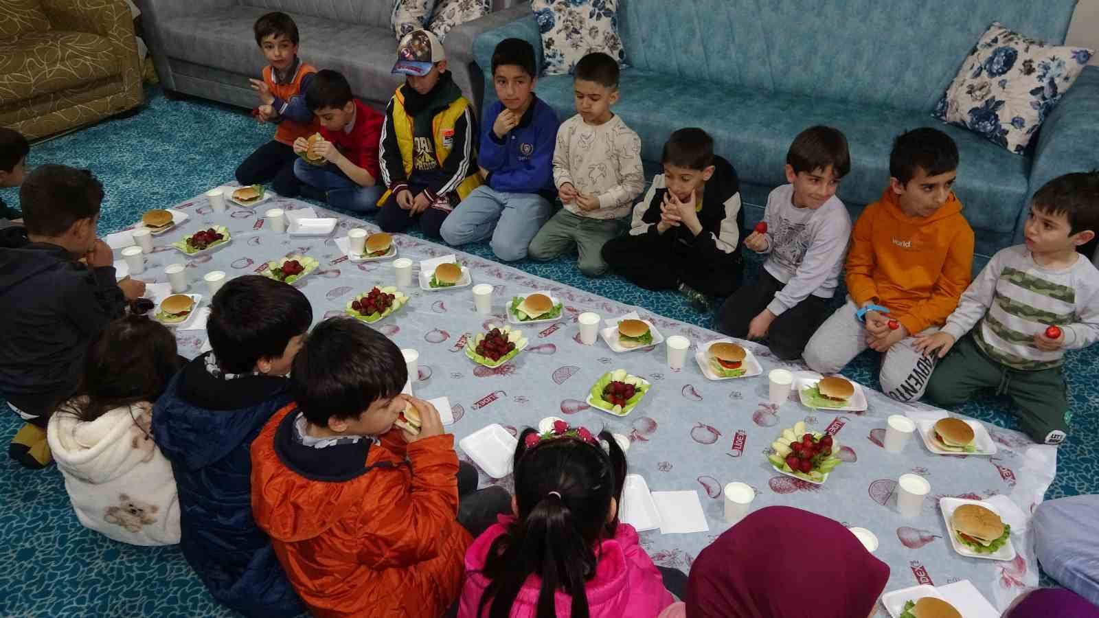 ‘Tekne orucu’ tutan çocuklara öğle saatinde özel iftar