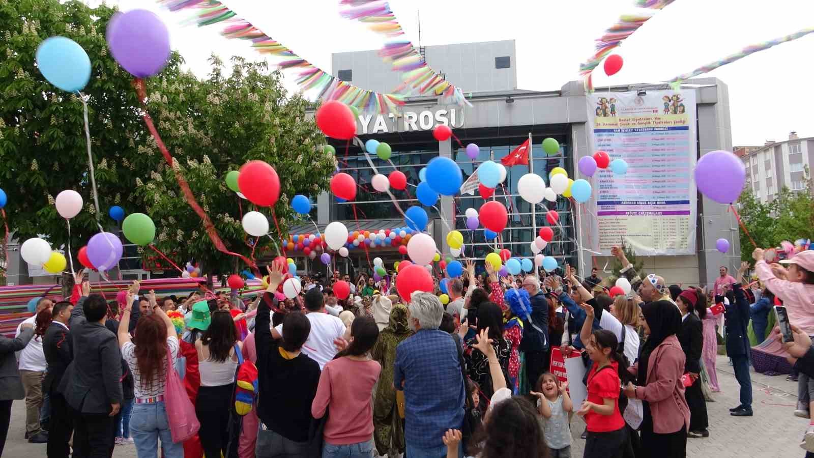 Van Akdamar Çocuk ve Gençlik Tiyatroları Şenliği başladı