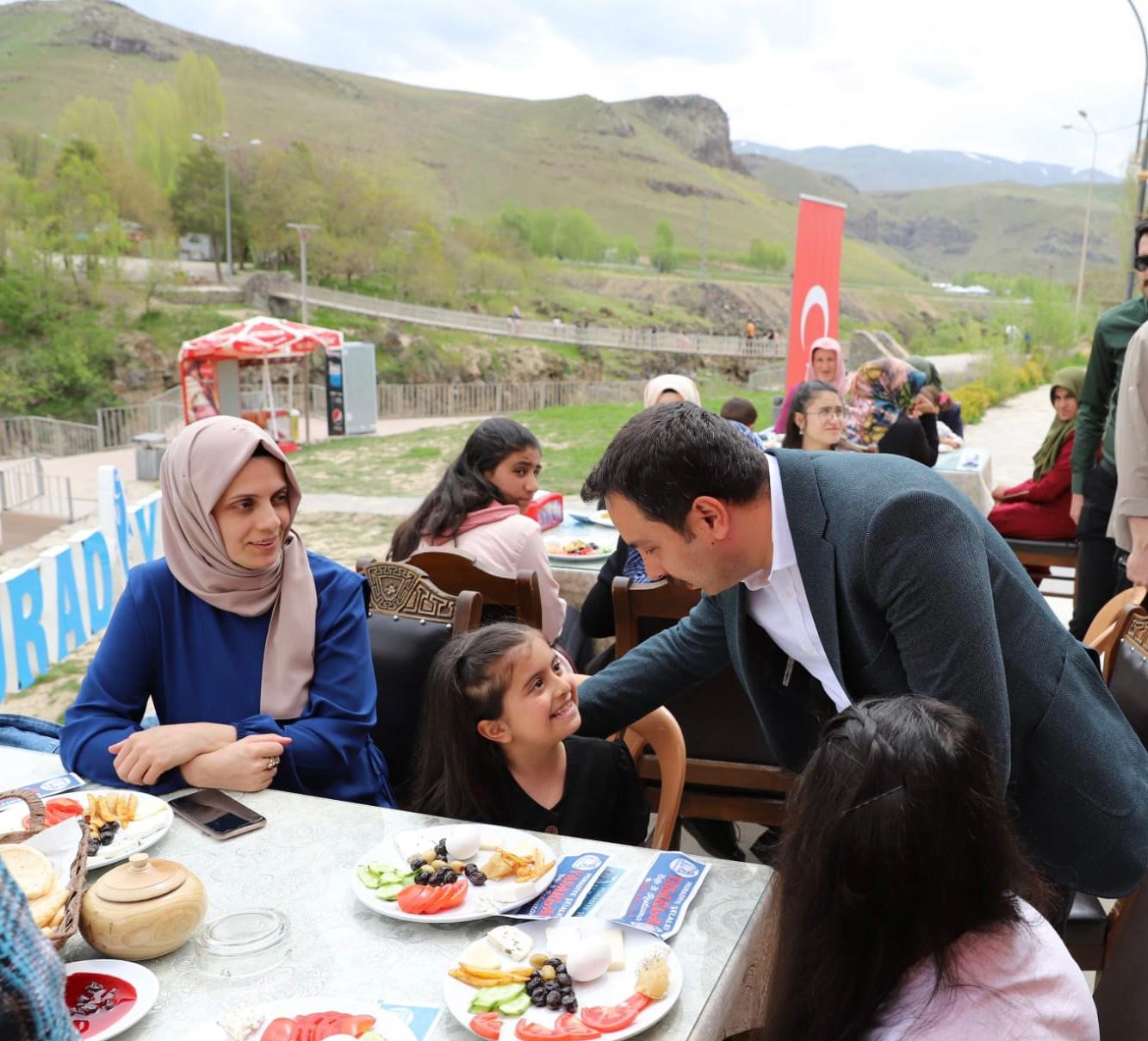 Muradiye Belediyesinden anneler günü programı