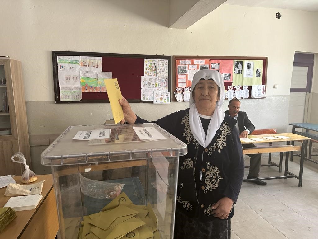 Erciş’te yaşayan Kırgız Türkleri seçimde yöresel kıyafetleriyle sandık başına gitti