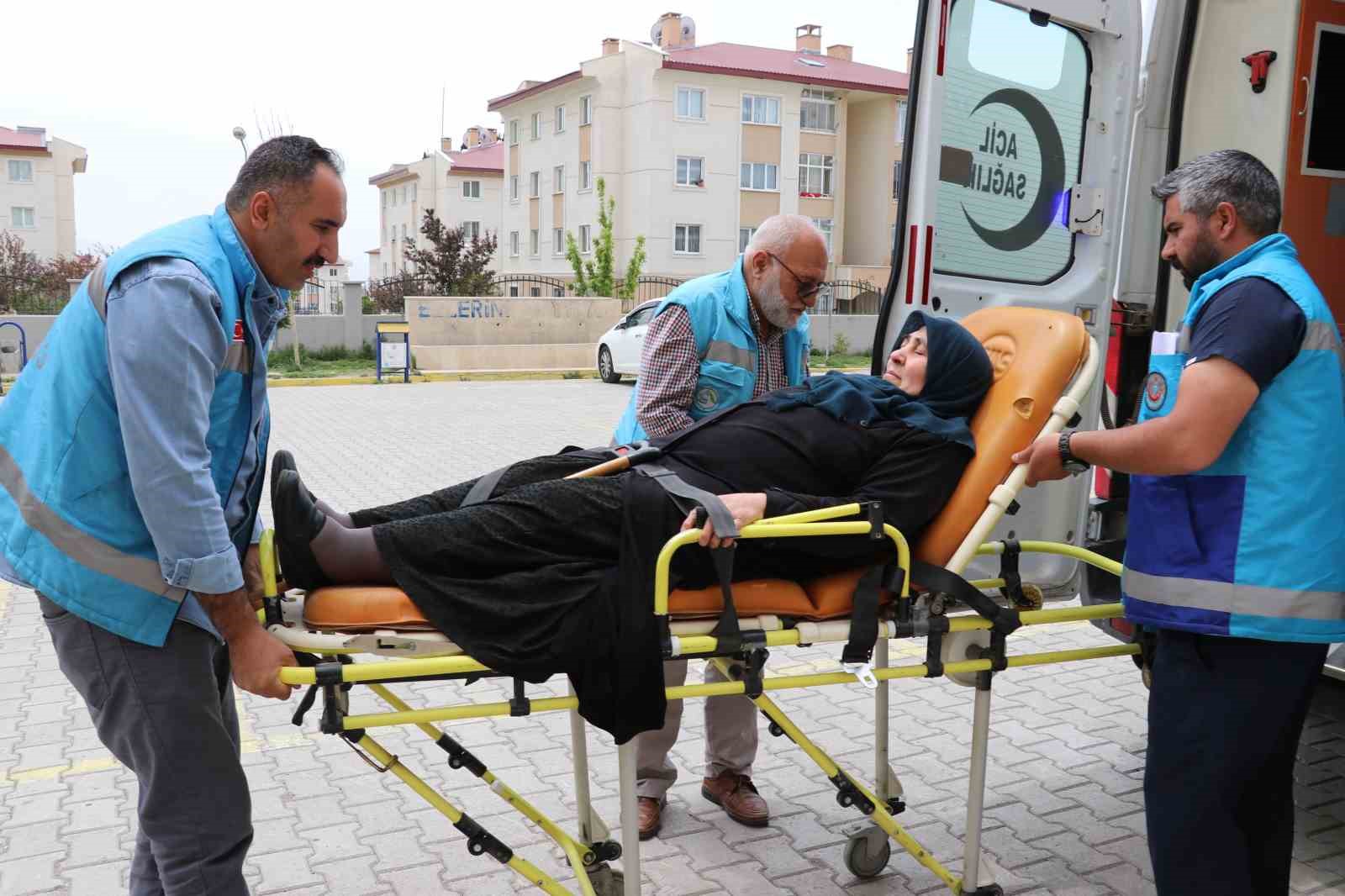 Ambulansla taşınan hastalar sandık başına gitti