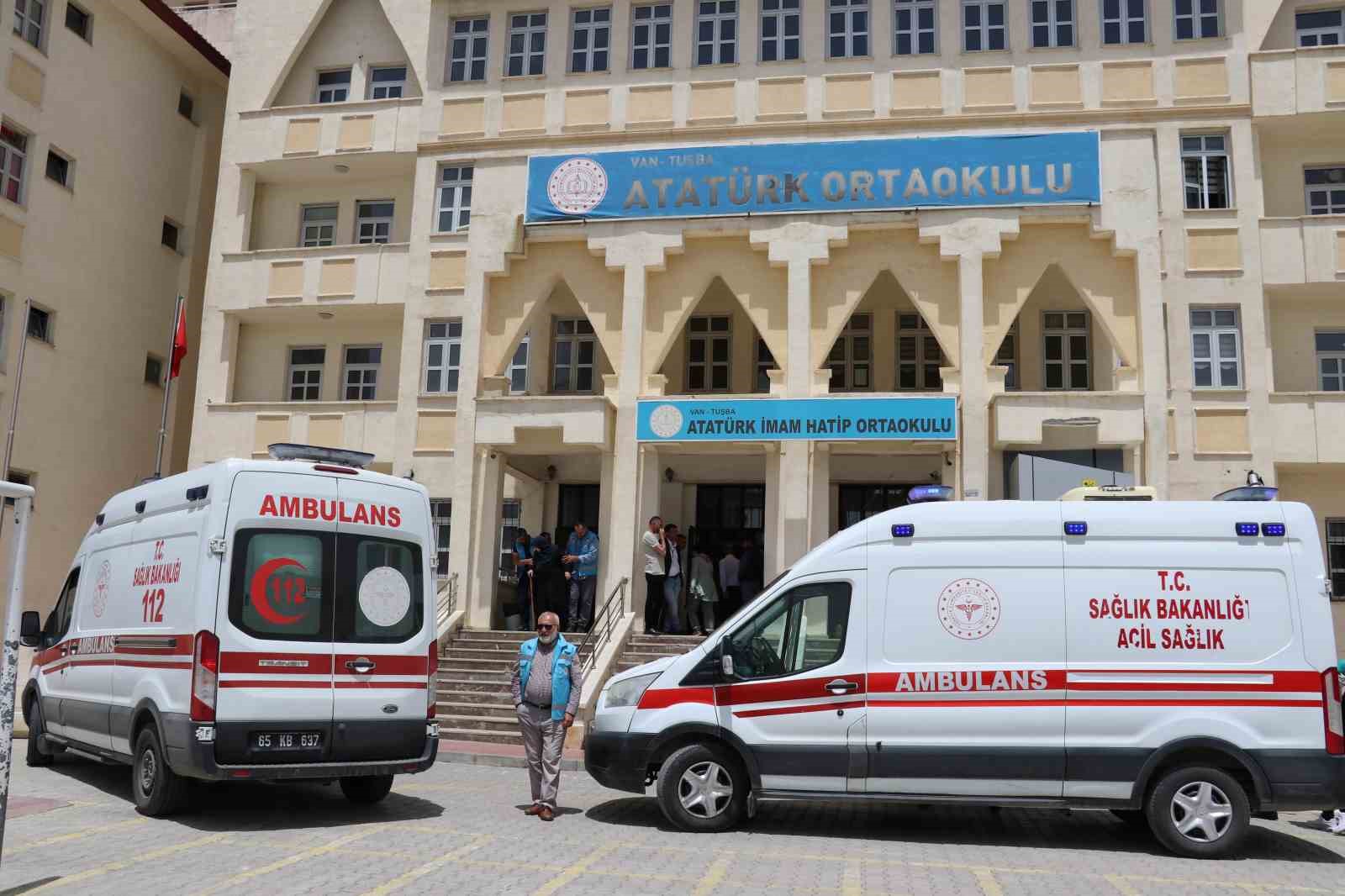 Ambulansla taşınan hastalar sandık başına gitti