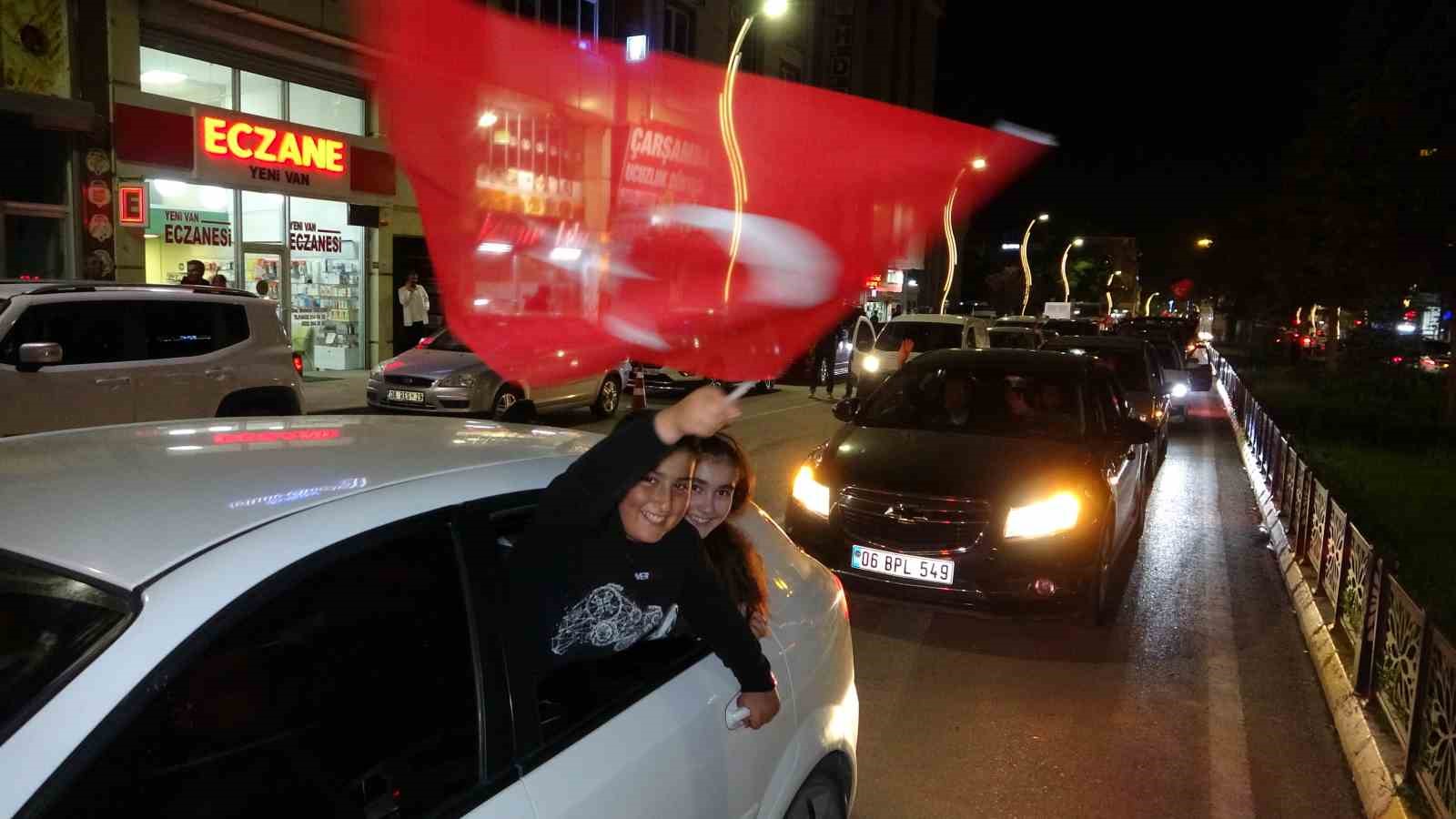 Erdoğan’ın zaferi Van’da coşkuyla kutlanıyor
