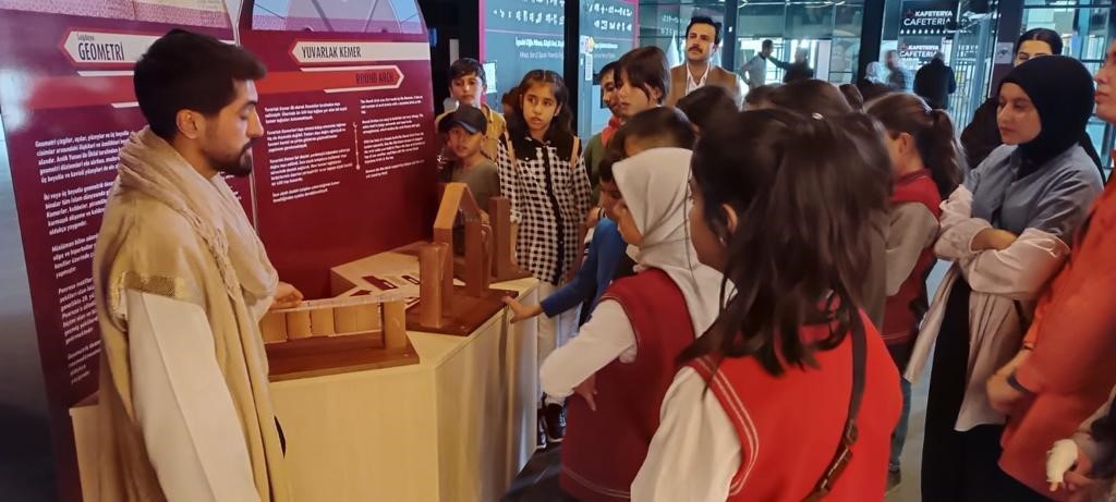 Muradiyeli öğrenciler Van Müzesini gezdi