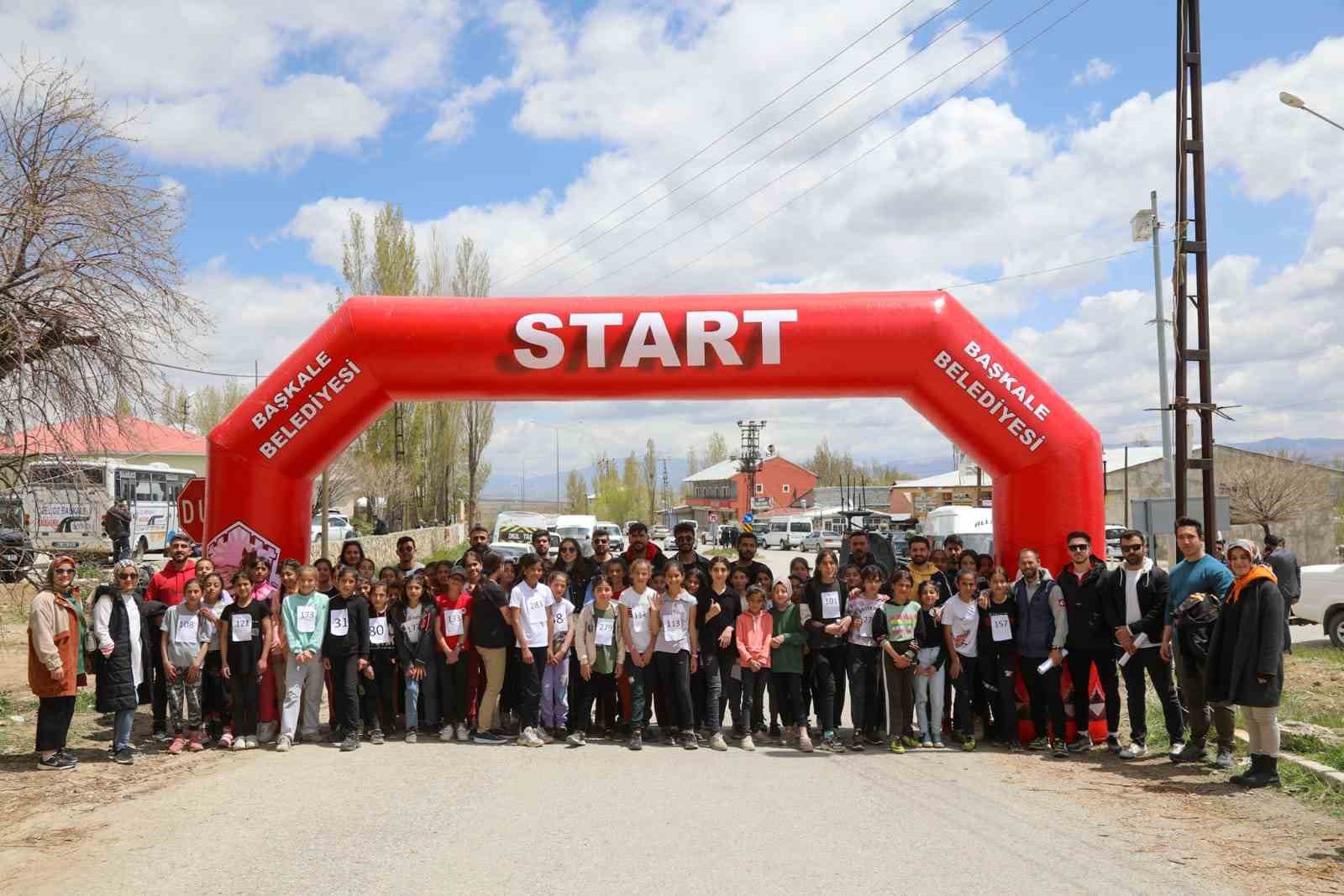 Başkale’de ‘Okullar Arası Kros Yarışması’ yapıldı