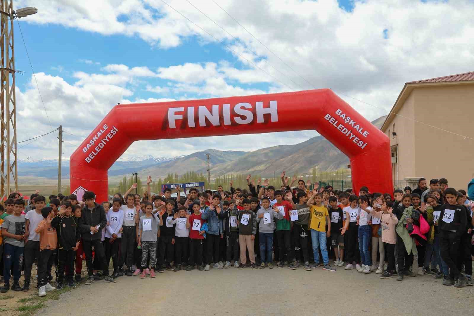 Başkale’de ‘Okullar Arası Kros Yarışması’ yapıldı